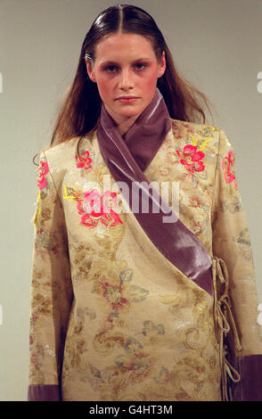 Ein Model präsentiert eine Kreation des britischen Designers Matthew Williamson während der London Fashion Week. Stockfoto