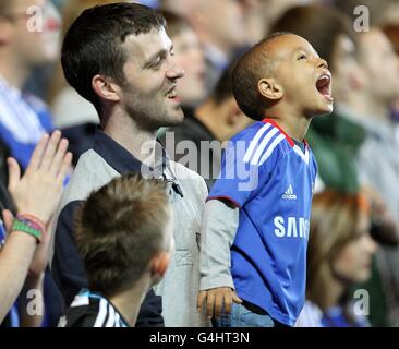 Fußball - Carling Cup - Dritte Runde - Chelsea gegen Fulham - Stamford Bridge. Ein junger Chelsea-Fan zeigt seine Unterstützung auf den Tribünen Stockfoto