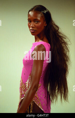 Mode - London Fashion Week 1999. Naomi Campbell präsentiert während der London Fashion Week eine Kreation des britischen Designers Matthew Williamson. Stockfoto