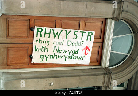 PA NEWS PHOTO 6/3/93 EIN SCHILD MIT DER ERKLÄRUNG "NEIN ZUM SPRACHGESETZ" AN DER EINGANGSTÜR DES WALISISCHEN BÜROS IN WHITEHALL. MITGLIEDER DER WALISISCHEN SPRACHGESELLSCHAFT LIESSEN ES DORT ALS TEIL IHRES PROTESTS GEGEN DIE GEPLANTE GESETZGEBUNG DER REGIERUNG FÜR DIE WALISISCHE SPRACHE Stockfoto