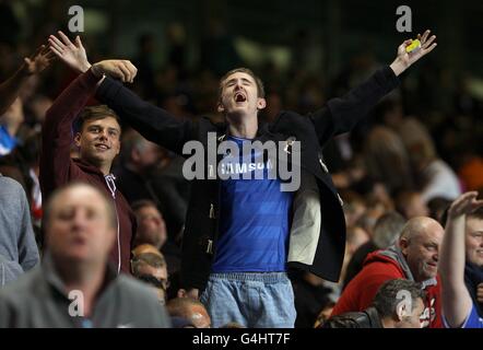 Fußball - Carling Cup - Dritte Runde - Chelsea gegen Fulham - Stamford Bridge. Ein Chelsea-Fan zeigt seine Unterstützung auf den Tribünen Stockfoto