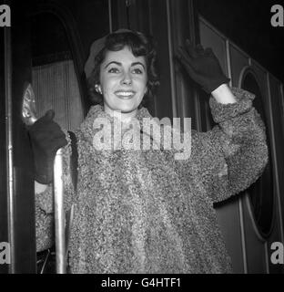 Die sechzehnjährige britische Schauspielerin Elizabeth Taylor verlässt Victoria Station in London nach Paris, wo sie ein paar Tage verbringen wird, bevor sie in die USA geht, um ihren Verlobten, den amerikanischen Fußballstar Glen Davis, zu sehen. Stockfoto