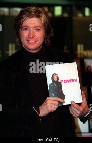 Der berühmte Friseur Nicky Clarke im Harrods-Geschäft in Knightsbridge, London, wo er Kopien seines neuen Buches „Hair Power“ unterschrieb. Stockfoto