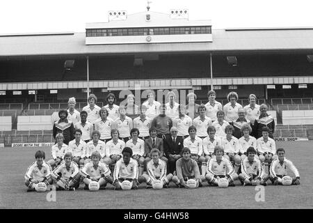 Tottenham Hotspur-Mannschaft für die Saison 1979-80. (Hintere Reihe l-r) Don McAllister, Glenn Hoddle, Ricardo Villa, Mark Kendall, John Lacy, Colin Lee, Barry Daines, Mark Falco, Gerry Armstrong und Terry Naylor. (2. Aus der hinteren Reihe l-r) Mark Varney (Physiotherapeut), Tony Chambers, Chris Jones, Tony Galvin, Gary O'Reilly, Milija Aleksic, Paul Miller, George Mazzon, Garry Brooke, John Wallis (Trainer) und Pat Welton (Assistant Manager). (Zweiter aus erster Reihe l-r) Kevin Dickenson, Osvaldo Ardiles, Stuart Beavon, Gordon Smith, Steve Perryman (Kapitän), Keith Burkinshaw (Manager), Sidney Wale (Chairman), Stockfoto