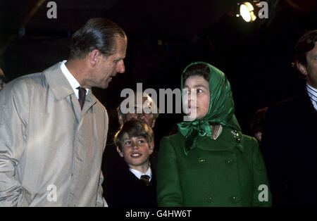 Königin Elizabeth II. Und der Herzog von Edinburgh mit ihrem jüngsten Sohn, Prinz Edward, im Snow Hill, Windsor Great Park, wo die Königin ein Lagerfeuer anzündete, um den Beginn des Silbernen Jubiläums zu feiern. Stockfoto