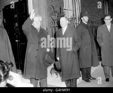 Ben Gurion, Premierminister von Israel, kommt in der Downing Street 10 an, um mit dem britischen Premierminister Harold MacMillan zu Mittag zu essen. Herr Gurion war zu einem informellen Besuch im Vereinigten Königreich. Stockfoto