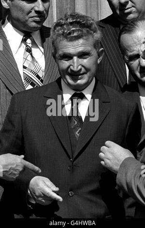 Präsident Ceaucescu von Rumänien bei Chequers für inoffizielle Gespräche mit dem britischen Premierminister Harold Wilson und Außenminister James Callaghan. Stockfoto