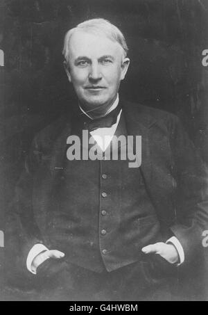 21/10/1879 - an diesem Tag in der Geschichte - nach 14 Monaten der Prüfung, Thomas A. Edison erstmals seine elektrische Lampe, in der Hoffnung, eines Tages mit Gaslight konkurrieren. Es könnte dreizehneinhalb Stunden brennen. 11/02/1847; geboren an diesem Tag, American Inventor, Thomas Alva Edison 18. OKTOBER: An diesem Tag im Jahr 1931 starb Thomas Edison. Thomas Edison (1847-1931) - US-Erfinder, der über tausend Erfindungen patentieren ließ, darunter den Phonographen, die Glühlampe, das Mikrofon und das Kinetoskop. Stockfoto