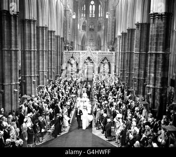 Prinzessin Alexandra und ihr Bräutigam Angus Ogilvy verließen Westminster Abbey nach ihrer Hochzeitszeremonie. Stockfoto