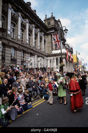 Königin Elizabeth II. Nimmt während ihrer Silberjubiläum-Tour durch Großbritannien eine Hommage von einer jungen Frau auf dem Victoria Square in Birmingham entgegen. Stockfoto