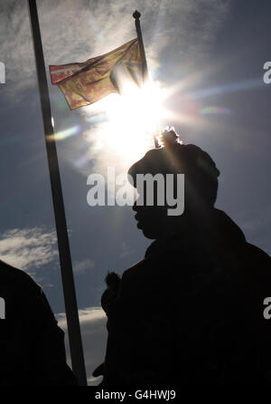 Soldiers of the Royal Scots Borderers, 1. Bataillon das Royal Regiment of Scotland blickt auf die Enthüllung und Einweihung eines neuen Kriegsdenkmals in der Dreghorn Barracks, Edinburgh. Stockfoto