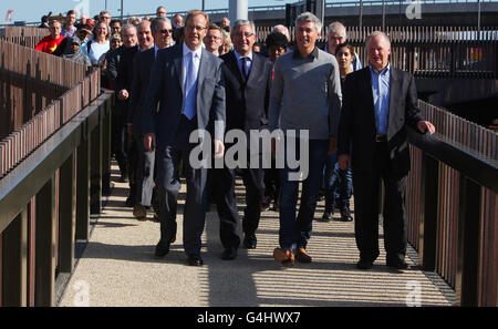 Der ehemalige britische Dreifachspringer und Weltrekordhalter Jonathan Edwards CBE (zweiter rechts) eröffnet heute offiziell den neuen Waterside-Pfad in Bow, Ost-London, mit Peter Andrews, Chief Executive, London Thames Gateway Development Corporation, Jim Fitzpatrick, MP für Limehouse und Poplar, und Tony Hales, Chairman, British Waterways. Stockfoto