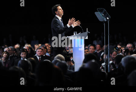 Der Gewerkschaftsführer Ed Miliband hält seine Keynote-Rede vor den Delegierten während der Labour Party Konferenz in der Echo Arena in Liverpool. Stockfoto