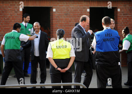 Cricket - NatWest First International Twenty20 - England / West Indies - The Kia Oval. Stewards am Eingang zum Kia Oval Stockfoto