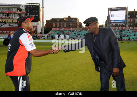 Cricket - NatWest First International Twenty20 - England / West Indies - The Kia Oval. Der englische Samit Patel (l) begrüßt Viv Richards Stockfoto