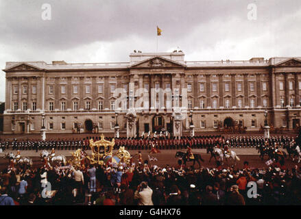 Der Gold State Coach, vor dem Buckingham Palace, bevor Queen Elizabeth II. Und der Herzog von Edinburgh zur St. Paul's Cathedral zum Silver Jubilee Thanksgiving Service aufreisten. Stockfoto