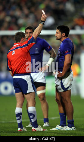 Samoas Paul Williams (rechts) wird vom Schiedsrichter Nigel Owens während des IRB Rugby World Cup Spiels im North Harbor Stadium, Auckland, Neuseeland, abgeschickt. Stockfoto