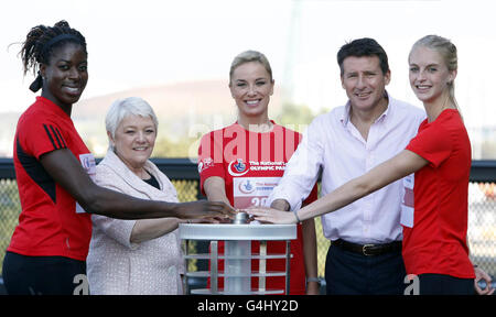 (Von links nach rechts) Athlete Christine Ohuruogu, Camelot Chief Executive Dianne Thompson Lord Sebastian Coe, Schauspielerin Tamzin Outhwaite und Athlete Hannah England während des Fotoalles, um den Online-Stimmzettel für den National Lottery Olympic Park Run im Olympic Park in Stratford zu starten. Stockfoto