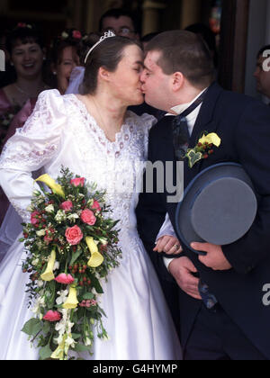 Omagh Hochzeitspaar/Kuss Stockfoto