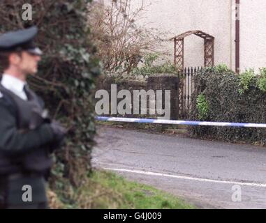 Die Polizei am Tatort, an dem die Leiche des bekannten IRA-Terroristen Eamon Collins am Straßenrand am Stadtrand von Newry entdeckt wurde. Co-Down. Stockfoto