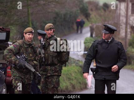 Polizei und Sicherheitskräfte am Tatort, an dem der Körper des bekannten IRA-Terroristen Eamon Collins am Straßenrand in den Außenbezirken von Newry entdeckt wurde. Co-Down. Stockfoto