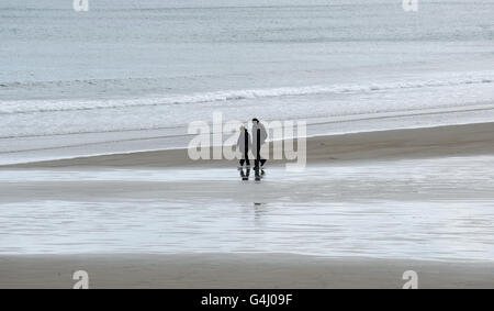 Die Menschen am South Bay Beach in Scarborough, als die Ostküste von den Stürmen in Teilen des Vereinigten Königreichs ruhig blieb. Stockfoto