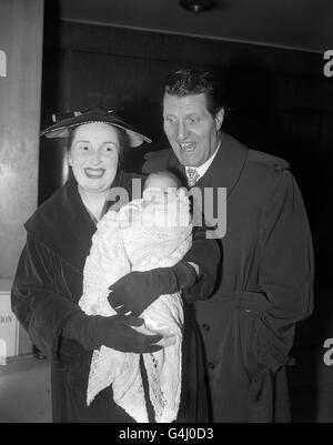 Komiker Tommy Cooper mit seiner Frau Gwen und ihrem neuen Sohn Thomas John Cooper, als sie das Middlesex Hospital verlassen. Stockfoto