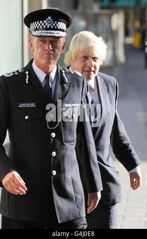 Der neue Metropolitan Police Commissioner Bernard Hogan-Howe (links) und der Bürgermeister von London Boris Johnson sind vor New Scotland Yard, London, zu sehen. Stockfoto