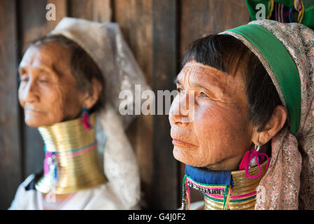 Zwei alte Kayan Lahwi (Padaung) Frauen mit Spulen Messingringe an ihrem Hals, Panpet Dorf, Kayah State in Myanmar Stockfoto