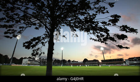 Ein allgemeiner Blick auf das Stück von der Abendsitzung während der LV County Championship, Division Two Match im St. Lawrence Ground, Canterbury, Kent. Stockfoto