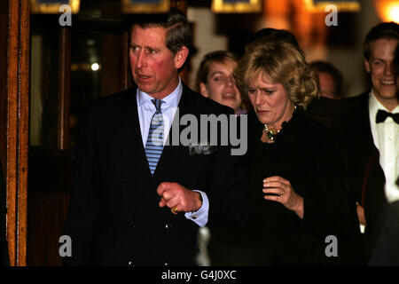 Der Prinz von Wales und Camilla Parker Bowles treten nach einem Dinner-Tanz zum 50. Geburtstag für Frau Parker Bowles' Schwester Annabel Elliott zum ersten Mal gemeinsam in die Öffentlichkeit im Ritz Hotel im Zentrum von London. Stockfoto