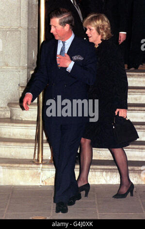 Der Prinz von Wales und Camilla Parker Bowles treten nach einem Dinner-Tanz zum 50. Geburtstag für Frau Parker Bowles' Schwester Annabel Elliott zum ersten Mal gemeinsam in die Öffentlichkeit im Ritz Hotel im Zentrum von London. Stockfoto