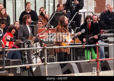 Die Bootleg Beatles-Tribute-Gruppe spielt Songs aus dem Original-Set, das die Beatles auf dem ehemaligen Apple-Hauptquartier in Savile Row, London, gespielt haben. L/R: Rick Rock (Ringo), Paul Cooper (Paul ), Neil Harrison (John ) und Andre Barreau (George ). Stockfoto