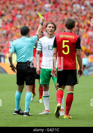 Republik Irland Jeff Hendrick (Mitte) wird von Schiedsrichter Cüneyt Cakir (links) gebucht, während der UEFA Euro 2016, Gruppe E Spiel im Stade de Bordeaux, Bordeaux. Stockfoto