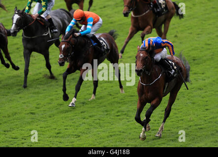 Churchill geritten von Ryan Moore (rechts) gewinnt die Chesham Einsätze tagsüber fünf Royal Ascot 2016 auf dem Ascot Racecourse. Stockfoto