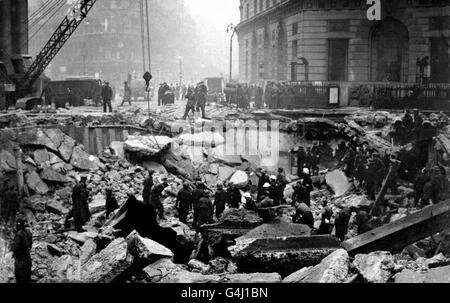 Die Szene nach einem Luftangriff, als eine deutsche Bombe auf eine U-Bahn in der Nähe der Bank of England fiel. Stockfoto