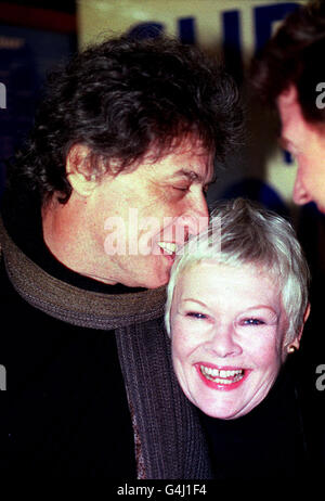 Tom Stoppard (Schriftsteller) und Dame Judi Dench (Schauspielerin) bei einer Fotoserie in London, nachdem bekannt gegeben wurde, dass sie bei den diesjährigen Oscars Oscar-Nominierungen für „Shakespeare in Love“ erhalten haben. Stockfoto