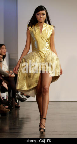 Bernard Chandran Catwalk - London Fashionweek Stockfoto