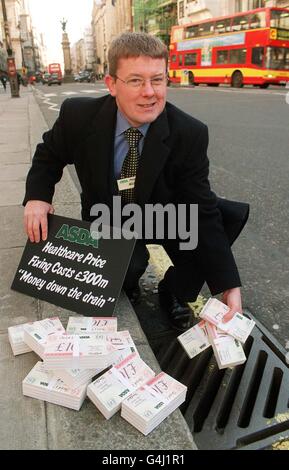 ASDA-Anwalt Nick Cooper vor dem High Court in London, wo der Supermarkt beim Gericht für restriktive Praktiken einen Antrag gestellt hat, um eine Umwälze des Urteils zu beantragen, in dem der Preis der beliebtesten rezeptfreien Medikamente des Landes festlegt wird. Stockfoto