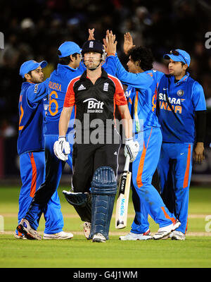 Cricket - NatWest Series - Fifth One Day International - England - Indien - SWALEC Stadium. Jonathan Trott aus England sieht niedergeschlagen aus, als er das Spielfeld verlässt, nachdem er sein Wicket verloren hat Stockfoto