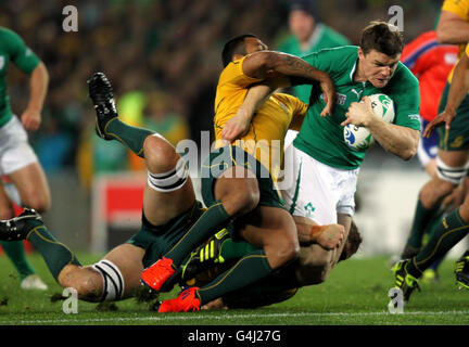 Der irische Brian O'Driscoll wird während des IRB-Rugby-Weltcupspiels im Eden Park, Auckland, Neuseeland, von den australischen Kurtley Beale und Rocky Elsom angegangen. Stockfoto