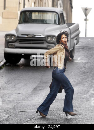 Halle Berry am Set ihres neuen Films Cloud Atlas, der derzeit in Glasgow gedreht wird. Stockfoto