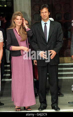 IMRAN KHAN UND SEINE FRAU JEMIMA VERLASSEN DAS HIGH COURT IN LONDON, NACHDEM IAN BOTHAM UND ALLAN LAMB IHRE VERLEUMDUNGSKLAGE GEGEN IHN VERLOREN HABEN. 22/06/04: Es wurde heute bekannt gegeben, dass sich das Paar geschieden hat. Imran Khan deutete an, dass Jemima sich nie vollständig an das Leben in Pakistan angepasst habe. Die Scheidung fand vor einigen Tagen in England statt, was gütlich endete. Stockfoto