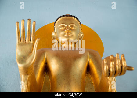 Ständigen vergoldeten Statue Buddha mit Mudra und Halo, die Shwezigon Pagode, Nyanung-U, Mandalay, Myanmar Stockfoto