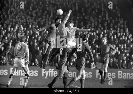 Coventry City Torwart Bill Glazier verpasst den Ball unter dem Druck von Teamkollege Tony Hateley und Tommy Booth von Manchester City. Stockfoto