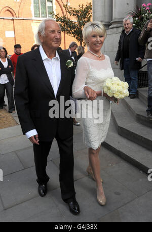 Michael Winner und Frau Geraldine verlassen das Chelsea Registry Office, London, nach ihrer Hochzeit. Stockfoto