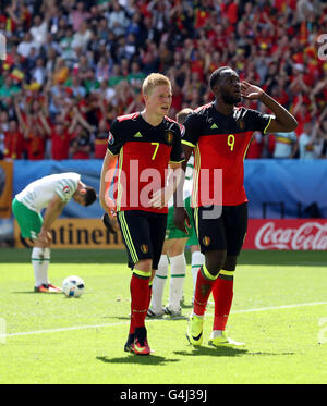 Belgiens Romelu Lukaku feiert Tor seiner Mannschaft dritte des Spiels mit Kevin De Bruyne (links) während der UEFA Euro 2016, Gruppe E Spiel im Stade de Bordeaux, Bordeaux. Stockfoto