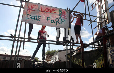 Reisende Kinder klettern auf Gerüste, die auf dem Gelände von Dale Farm Travellers auf dem Cray's Hill in der Nähe von Basildon, Essex, errichtet wurden, wo sie auf Räumung warten. Stockfoto