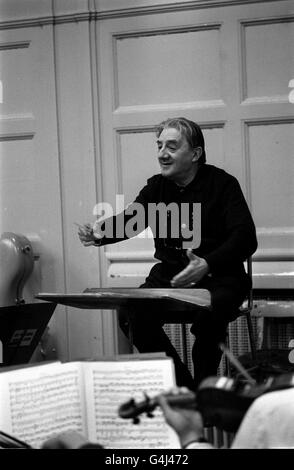 PA NEWS FOTO 28/7/70 EINE BIBLIOTHEK DATEI BILD DES DIRIGENTEN SIR JOHN BARBIROLLI PROBT DAS NEUE PHILARMONICA ORCHESTER IN BISHOPSGATE INSTITUT IN LONDON Stockfoto