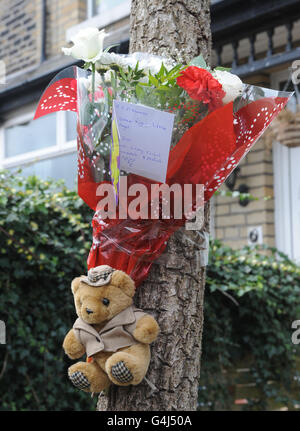 Das Paar hat sich über das tote Kind gequizt. Ein Tribut, der vor einem Grundstück in der Crofton Road, Heaton, Bradford, hinterlassen wurde, wo der Leichnam eines Kindes gefunden wurde. Stockfoto